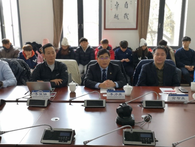 4.台湾师范玩球直播运动与休闲玩球直播体育主管季力康介绍玩球直播情况.jpg 玩球直播稳定线路